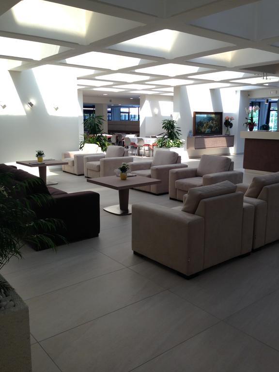 โฮเทล เรสซิเดนซ์ ฮอลิเดย์ Aparthotel ซีร์มิโอเน ภายนอก รูปภาพ